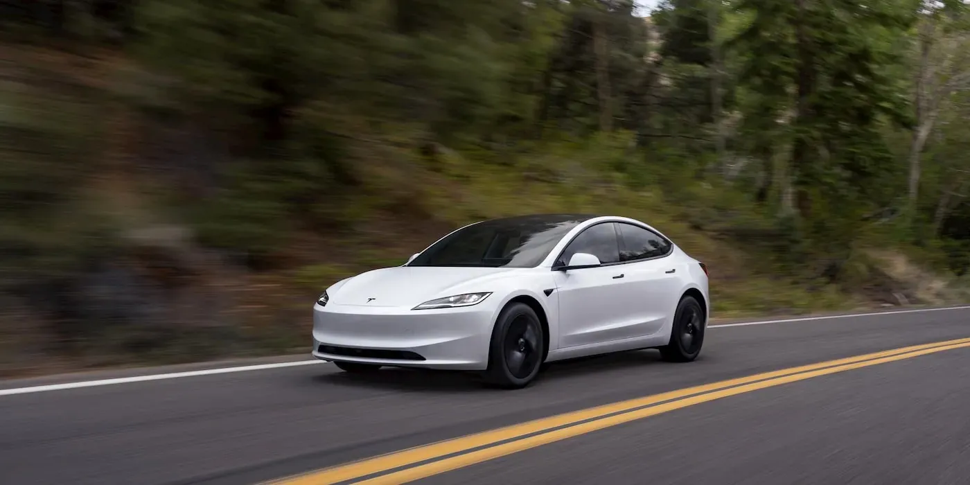 Tesla приостановила заказы Model 3 Premium в Канаде из-за исчерпания квот